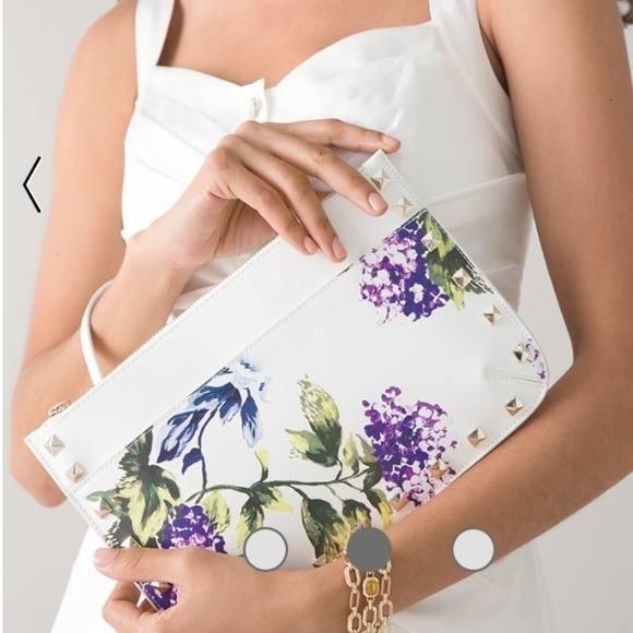 WHITE House Black Market Hydrangea GWP Pouch - Picture 4 of 11